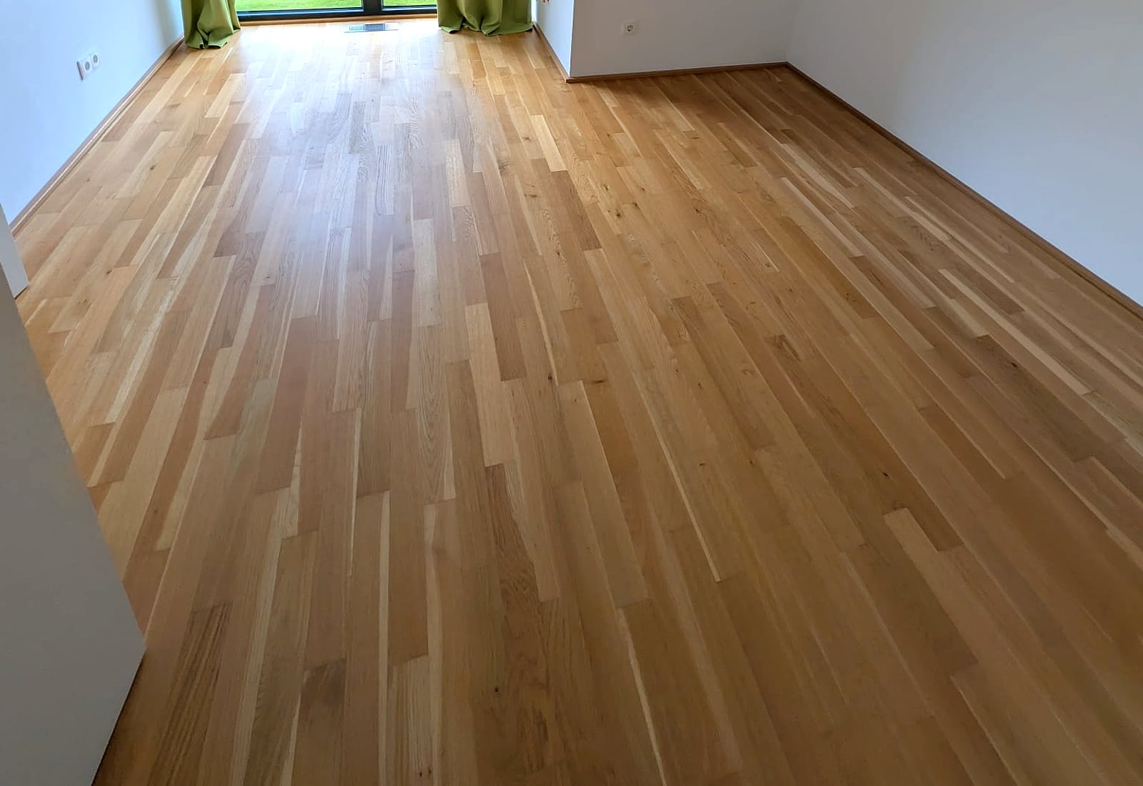 Heller Raum mit frisch verlegtem Holzboden